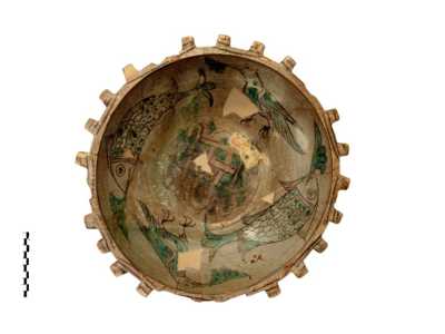 Corredo peucezio di et� arcaica con grande olla a decorazione geometrica e ceramiche greche      rinvenuto da Michele Gervasio in piazza S. Pietro nel 1912 (VI sec. a.C.).

 